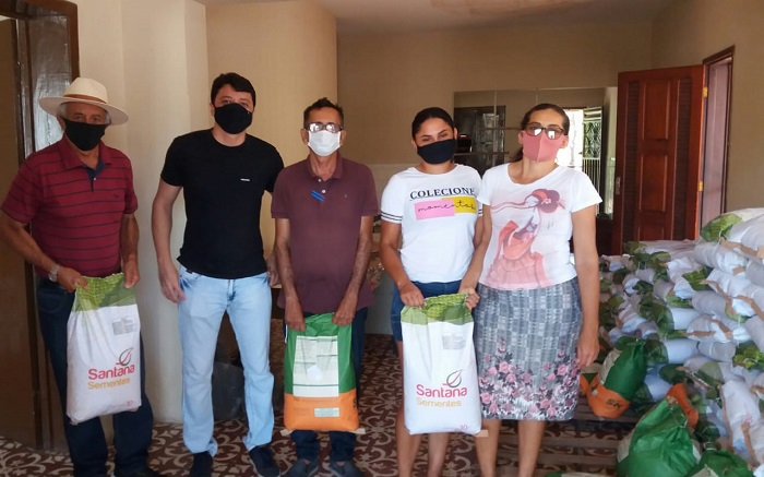 Através de parceria entre a Prefeitura e Governo da PB, sementes selecionadas estão sendo entregues aos agricultores 